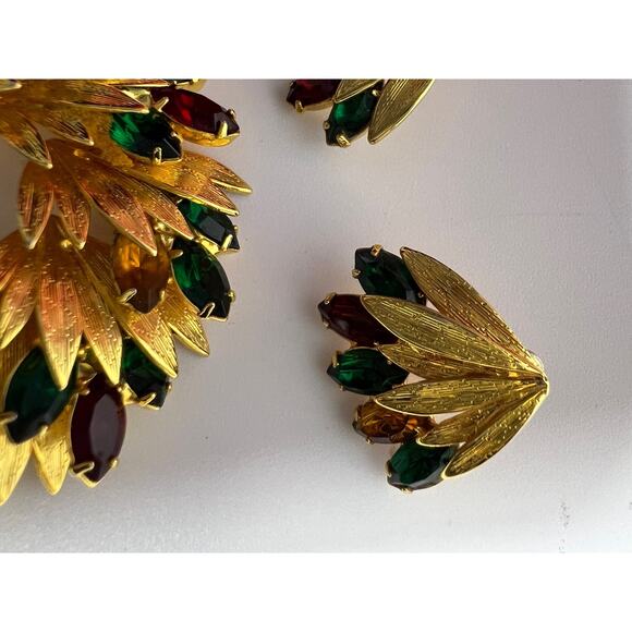 Vintage Gold Toned Wreath with Red and Green Stones Plus matching earrings! - Picture 4 of 9
